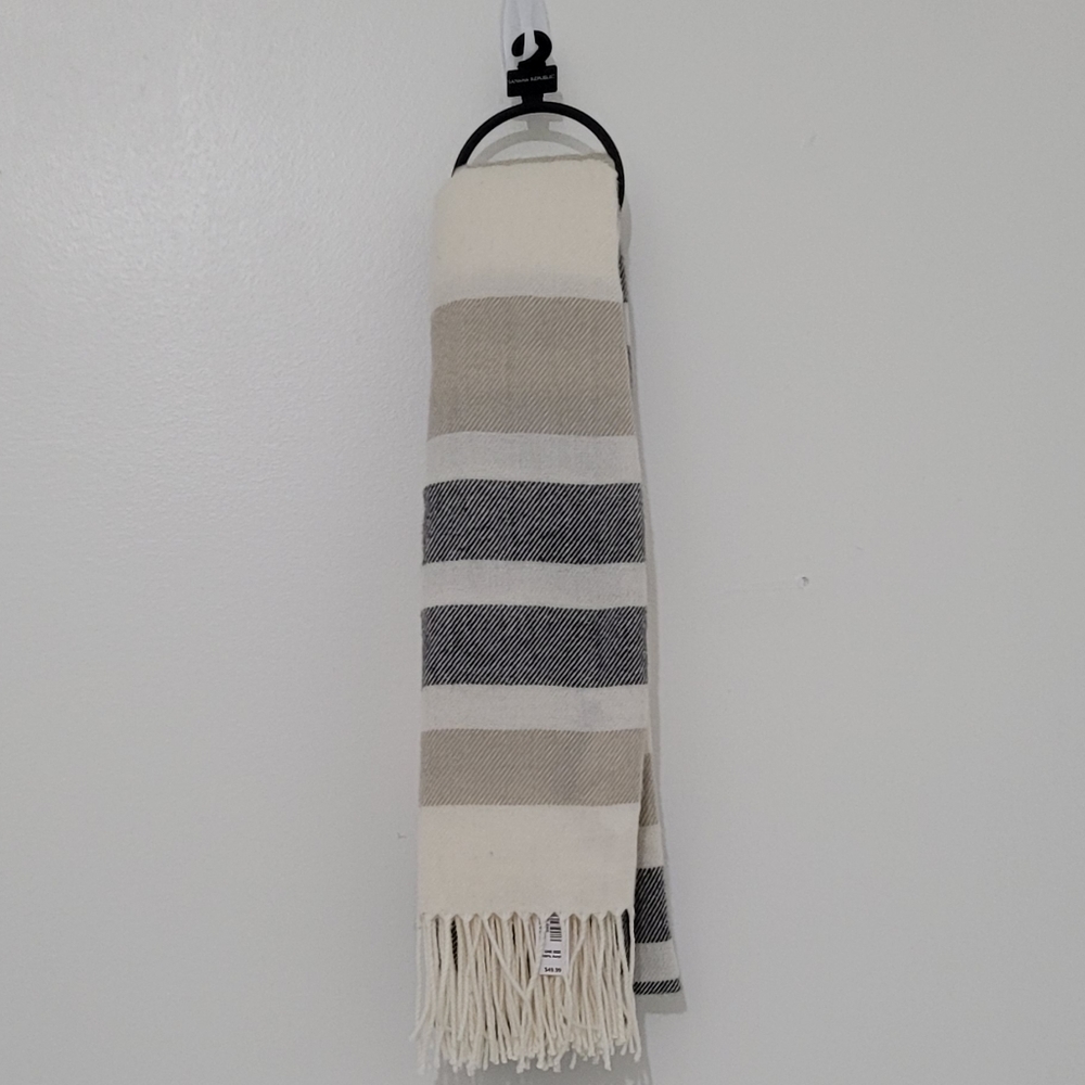 Banana Republic Factory Women's Neutral Colored Scarf!